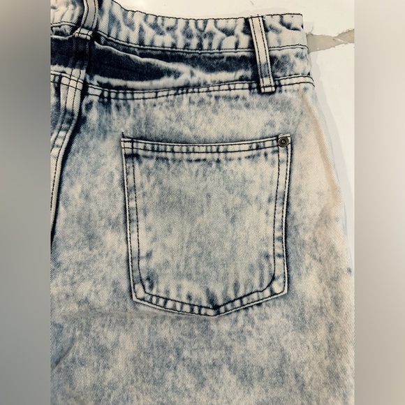 Forever 21 Acid Wash Jean Shorts 30 EUC - Picture 6 of 10